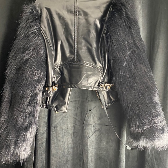 Faux leather coat with faux fur sleeves. - Picture 4 of 6